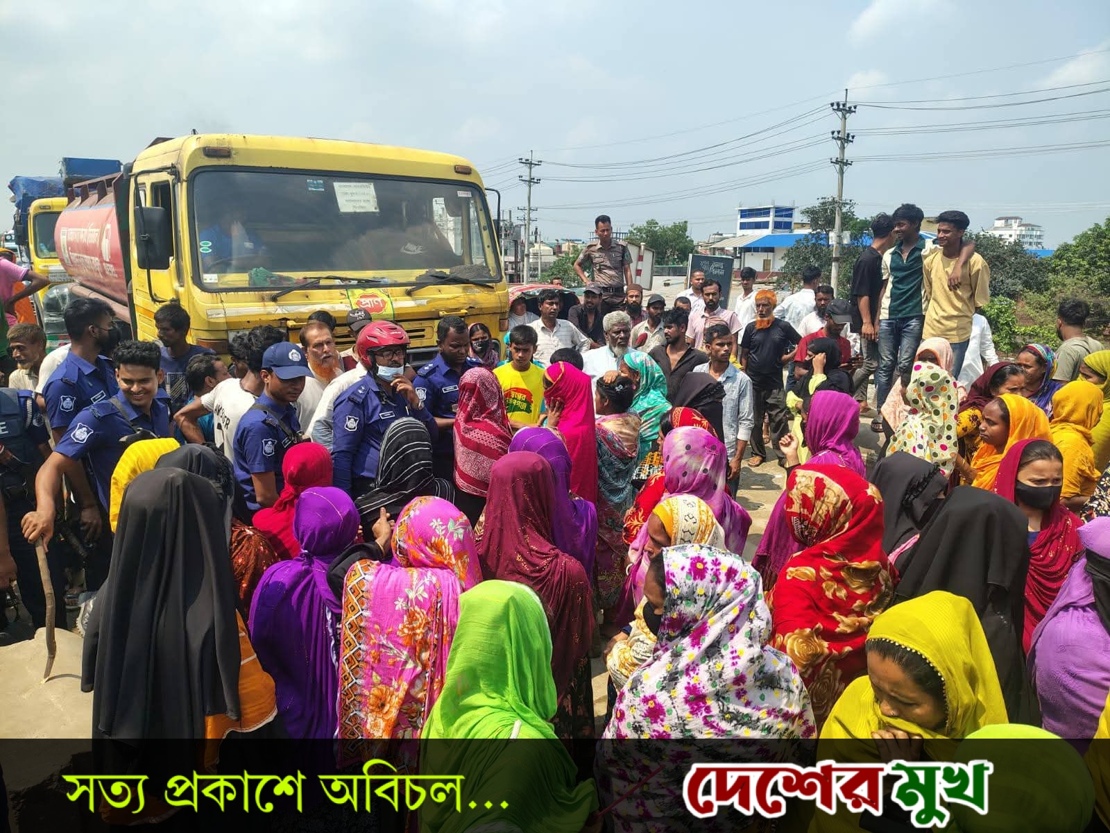 রূপগঞ্জে বকেয়া বেতনভাতার দাবীতে শ্রমিক অসন্তোষঃ ঢাকা সিলেট মহাসড়ক অবরোধ দীর্ঘ যানজট