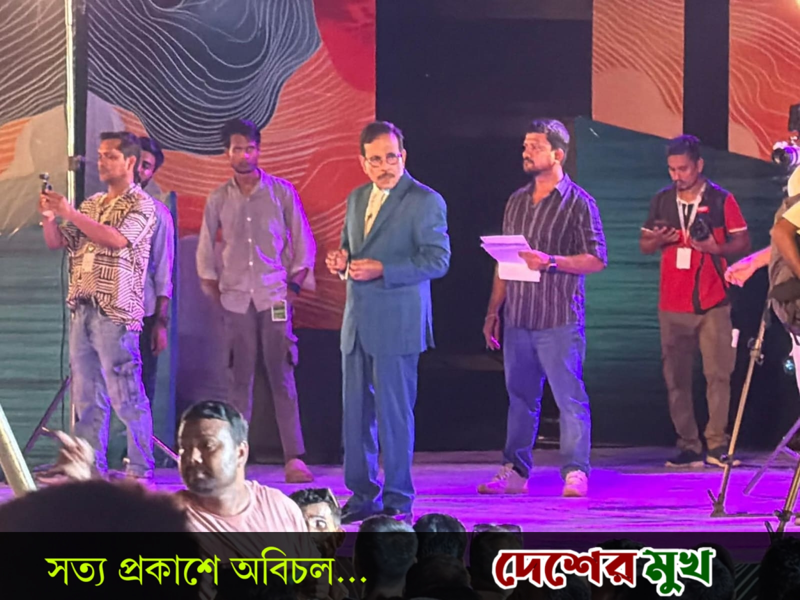নরসিংদীতে “ইত্যাদি শুটিং স্পটে”বিশৃঙ্খলা:আহত অন্তত ২০,দুই সাংবাদিকের মোবাইলসহ চুরির হিড়িক