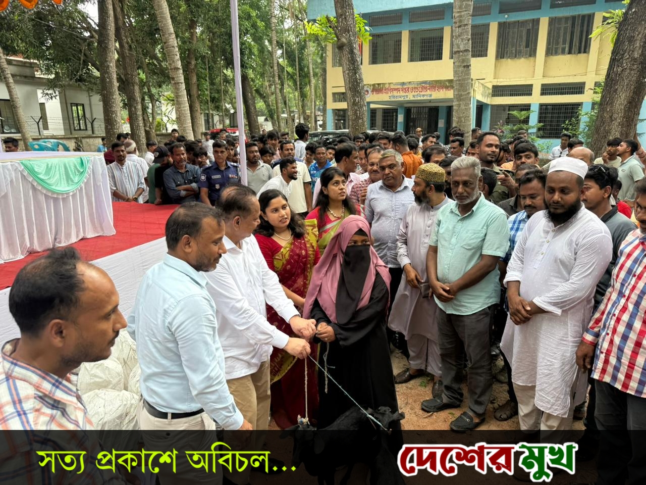 হরিরামপুরে প্রাণিসম্পদ উন্নয়ন প্রকল্পের আওতায় সুফলভোগী খামারিদের মাঝে ছাগল ও উপকরণ বিতরণ।