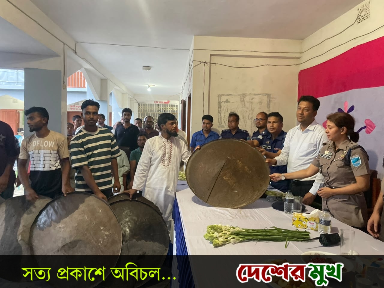 সালথায় দাঙ্গা না করার শর্তে মাত্র ২৩টি দেশীয় অস্ত্র জমা দিল ছয় গ্রামবাসী
