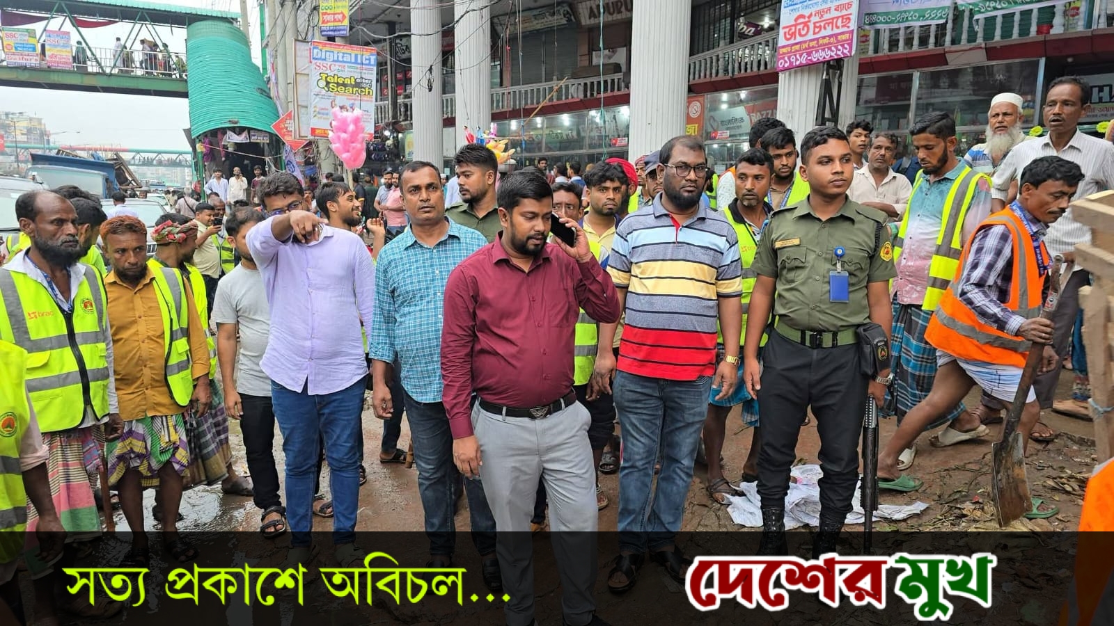 সাভার বাস স্ট্যান্ডের ফুটপাত দখল করে গড়ে ওঠা অবৈধ দোকান উচ্ছেদে প্রশাসনের অভিযান