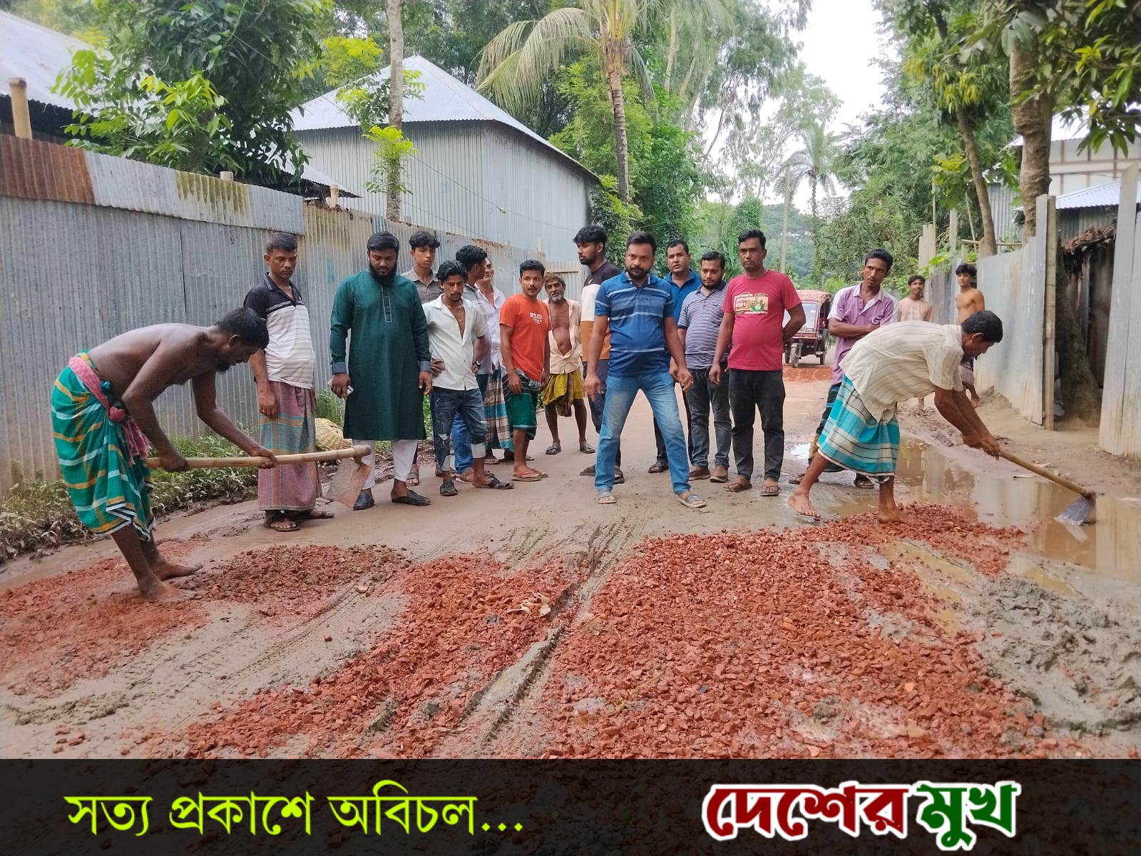 হরিরামপুরে গোপিনাথপুর ইউনিয়ন পরিষদ চেয়ারম্যান পদপ্রার্থী জুবায়ের আহমেদ ওমর উদ্যোগে সেচ্ছায় রাস্তা সংস্কার