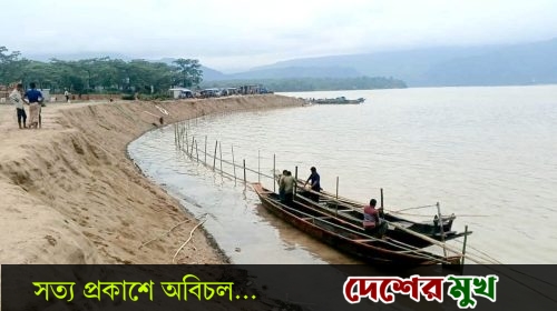 যাদুকাটা নদীতে অবৈধভাবে ড্রেজার মেশিন দিয়ে নদীতীরবর্তী গ্রামগুলোর পাড় কাটার বিরুদ্ধে ইজারাদারদের নদীতে বাশেঁর বেড়া তৈরী চলছে